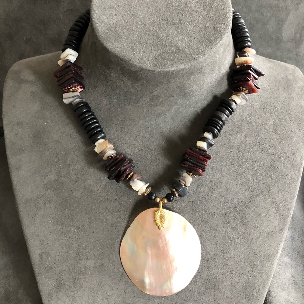 ☘️$6 Vintage!! Genuine shell and stone necklace.